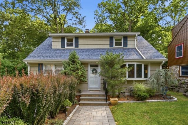 49 Pawnee Ave, Oakland Boro, NJ 07436