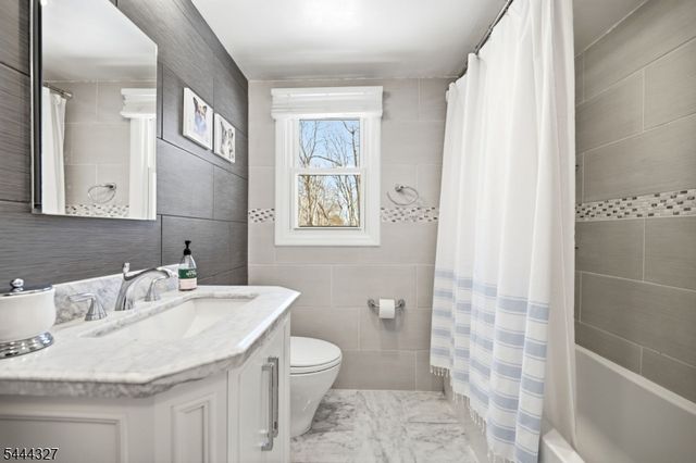 49 Pawnee Ave, Oakland Boro, NJ 07436