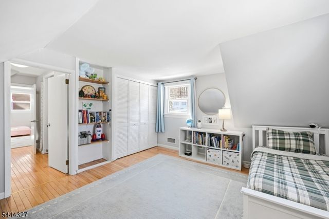 49 Pawnee Ave, Oakland Boro, NJ 07436