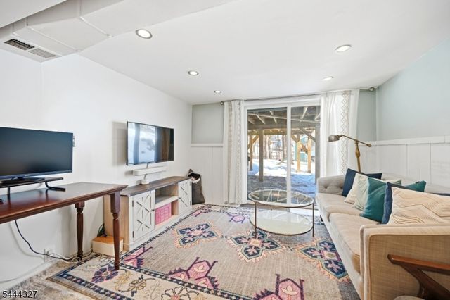 49 Pawnee Ave, Oakland Boro, NJ 07436
