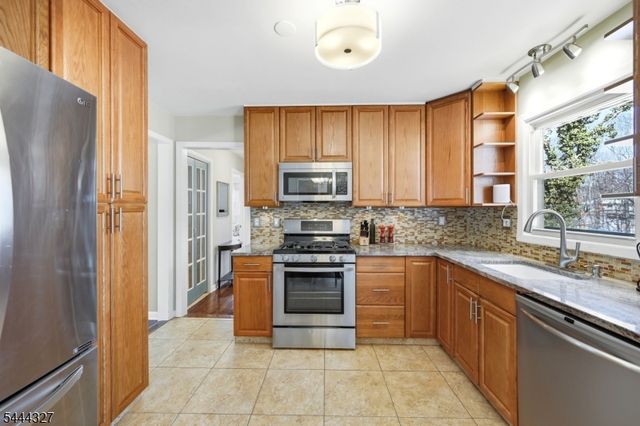 49 Pawnee Ave, Oakland Boro, NJ 07436