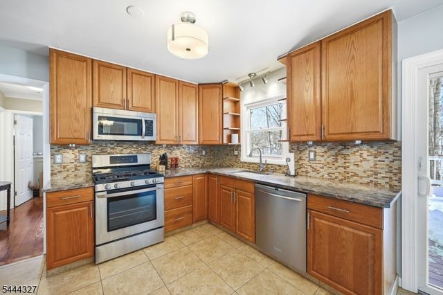 49 Pawnee Ave, Oakland Boro, NJ 07436