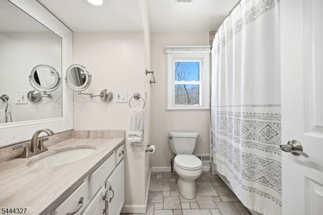 49 Pawnee Ave, Oakland Boro, NJ 07436