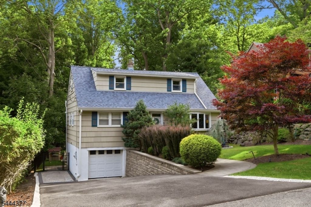 49 Pawnee Ave, Oakland Boro, NJ 07436