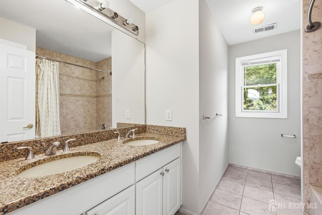 33 Melbloum Lane, Edison, NJ 08837
