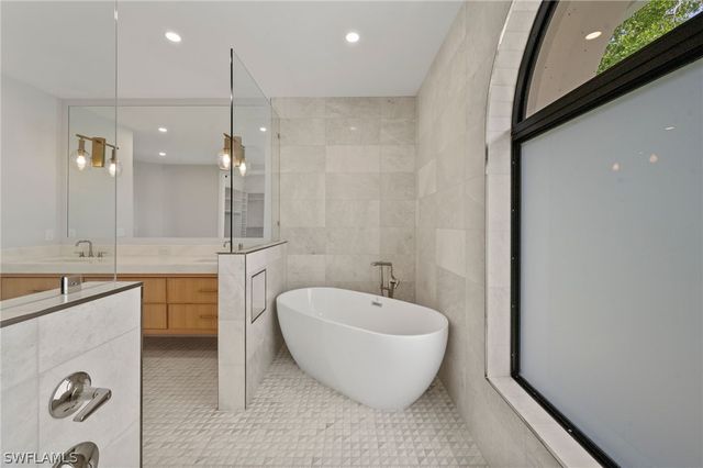 207 Monterey DR, Naples, FL 34119