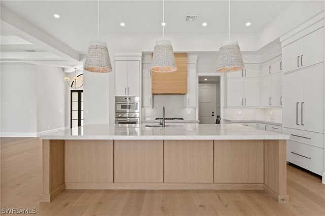 207 Monterey DR, Naples, FL 34119