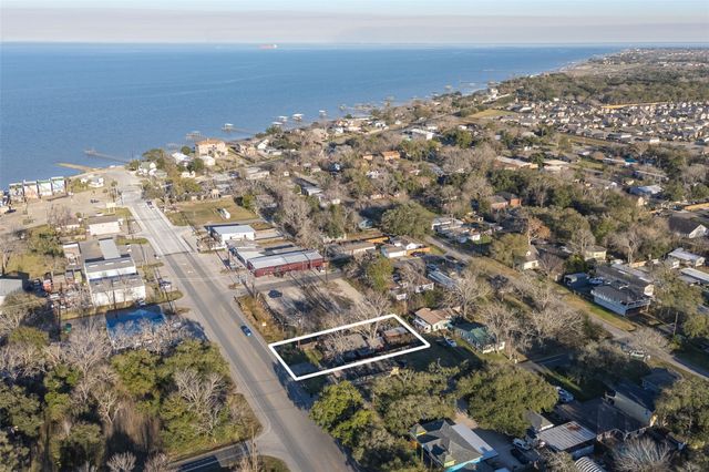 215 Grand Avenue, Bacliff, TX 77518