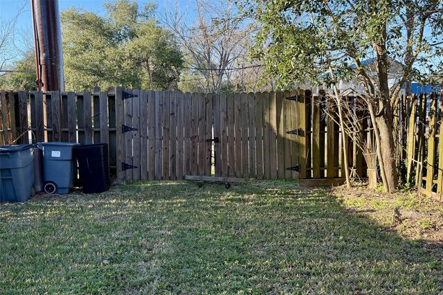 215 Grand Avenue, Bacliff, TX 77518