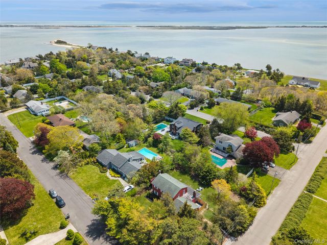 2 Ludlow Lane, Hampton Bays, NY 11946