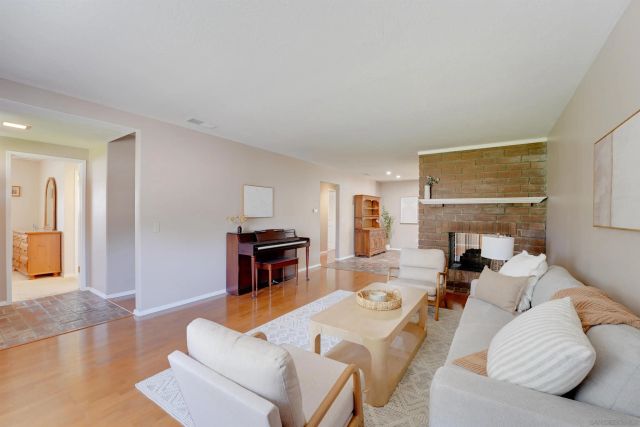 1561 Sandalwood Ln, Carlsbad, CA 92008