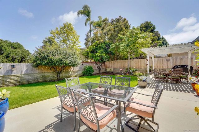 1561 Sandalwood Ln, Carlsbad, CA 92008