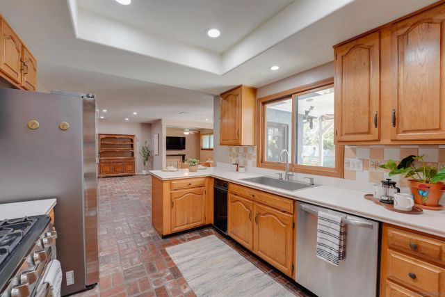 1561 Sandalwood Ln, Carlsbad, CA 92008