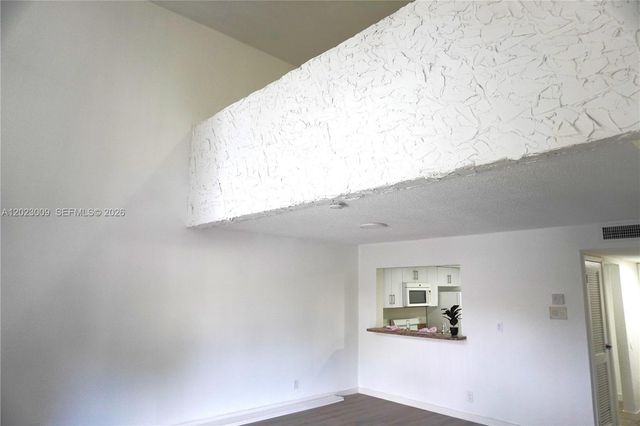 17901 NW 68th Ave S204, Hialeah, FL 33015