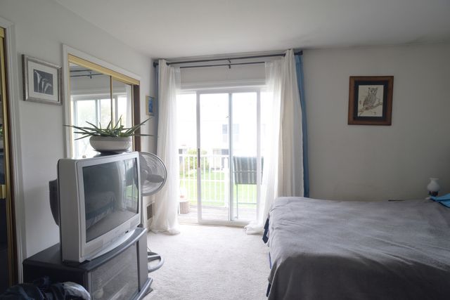 375 Meadow Green Lane, Round Lake Beach, IL 60073