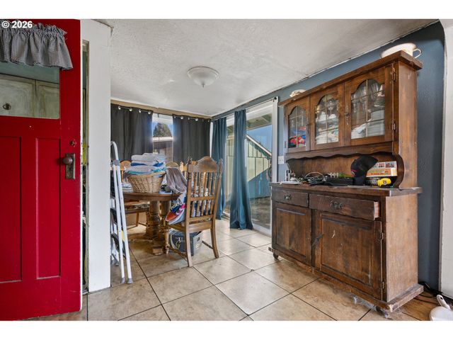 438 FRONT Ave, Castle Rock, WA 98611