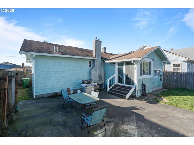 438 FRONT Ave, Castle Rock, WA 98611