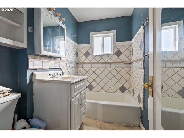 438 FRONT Ave, Castle Rock, WA 98611