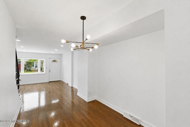 8 Van Nostrand Avenue, Jersey City, NJ 07305