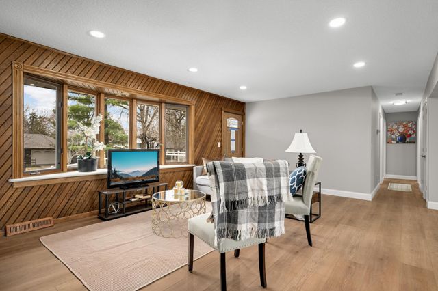 11004 Oak Knoll Terrace N, Hopkins, MN 55305