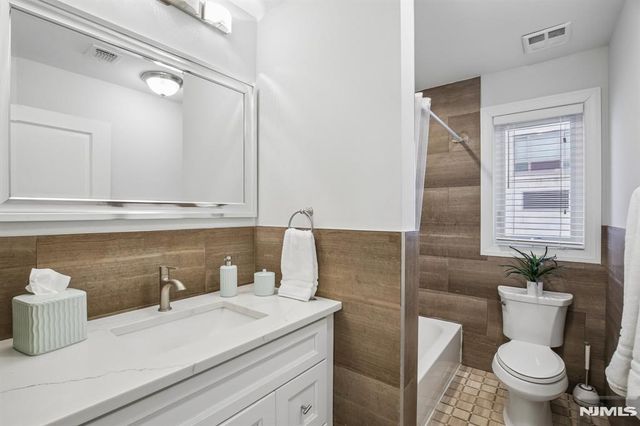 10 Glen Street, Cliffside Park, NJ 07010