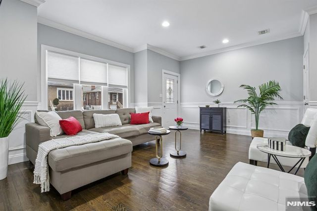 10 Glen Street, Cliffside Park, NJ 07010