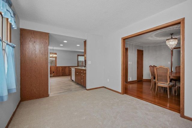 1629 Ridgewood Lane S, Roseville, MN 55113