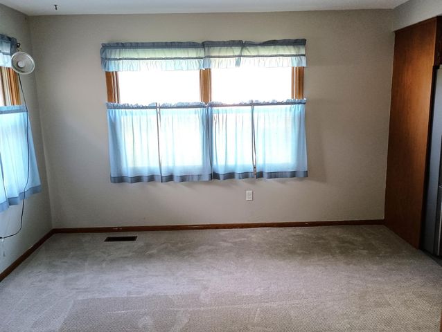 1629 Ridgewood Lane S, Roseville, MN 55113