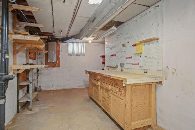 1629 Ridgewood Lane S, Roseville, MN 55113