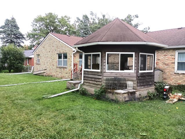 1629 Ridgewood Lane S, Roseville, MN 55113