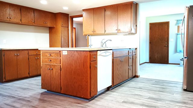 1629 Ridgewood Lane S, Roseville, MN 55113