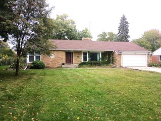 1629 Ridgewood Lane S, Roseville, MN 55113