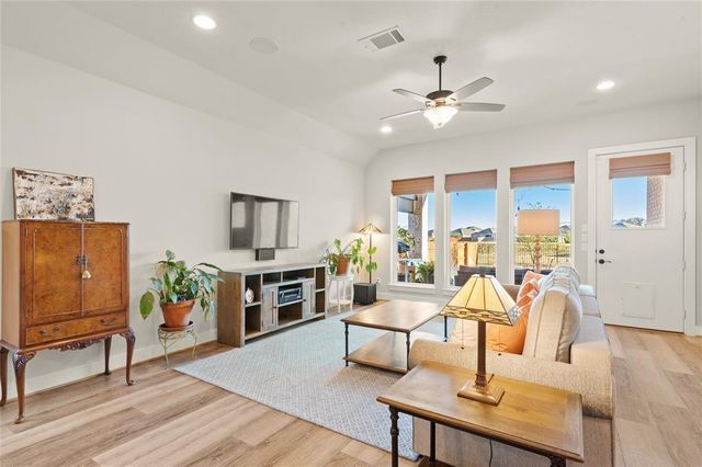 111 Chinaberry BND, Bastrop, TX 78602