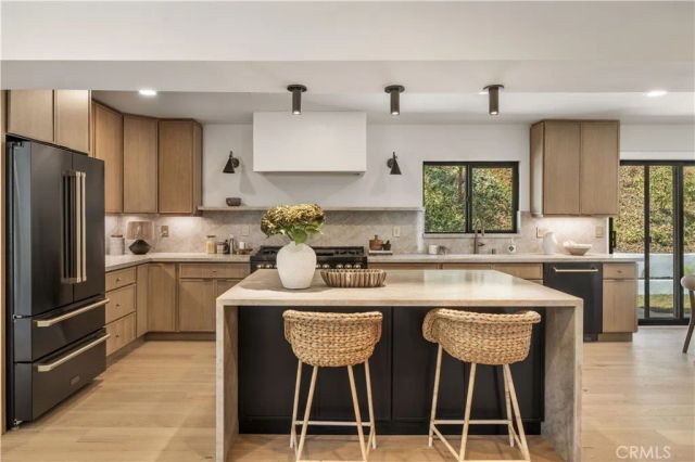 1643 San Ysidro Drive, Beverly Hills, CA 90210