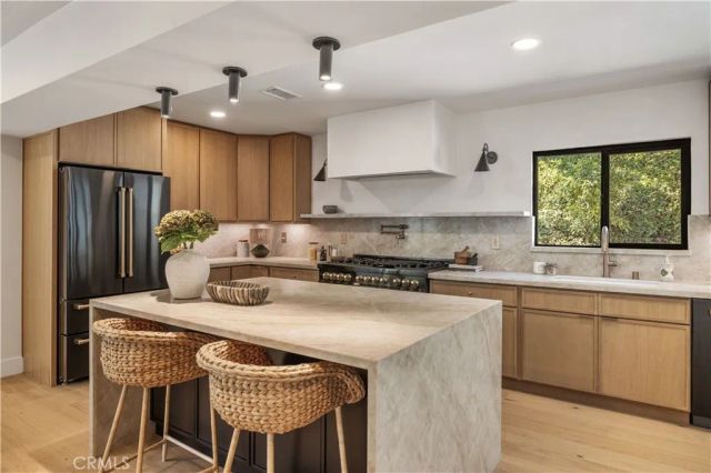 1643 San Ysidro Drive, Beverly Hills, CA 90210