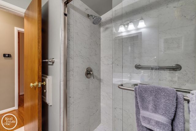 1713 Aline Drive, Grosse Pointe Woods, MI 48236