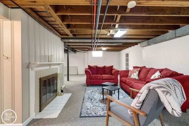 1713 Aline Drive, Grosse Pointe Woods, MI 48236