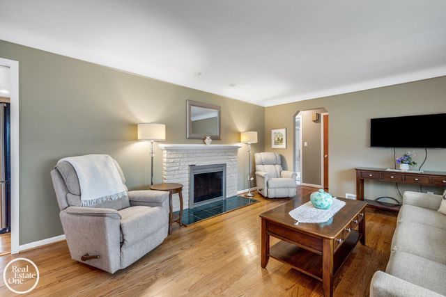 1713 Aline Drive, Grosse Pointe Woods, MI 48236