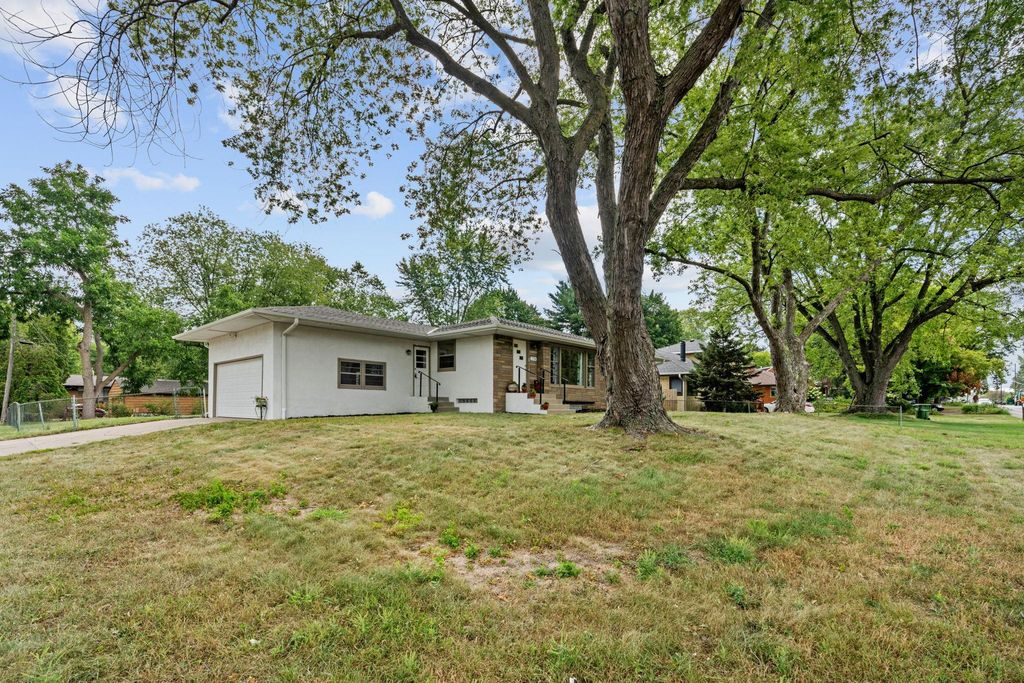 2754 Hamline Avenue N, Roseville, MN 55113 — photo 2