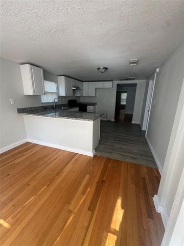 512 Rice Street, Angleton, TX 77515