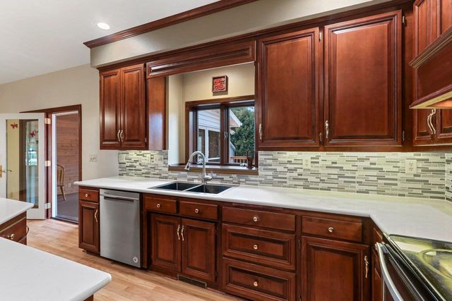 1498 PARKWAY DRIVE, Green Bay, WI 54304