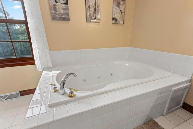 1498 PARKWAY DRIVE, Green Bay, WI 54304