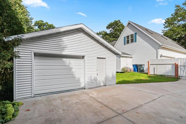 1498 PARKWAY DRIVE, Green Bay, WI 54304