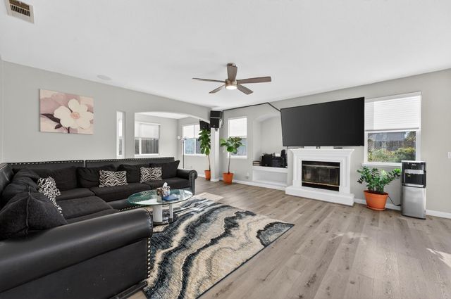 9479 Winding River Way, Elk Grove, CA 95624