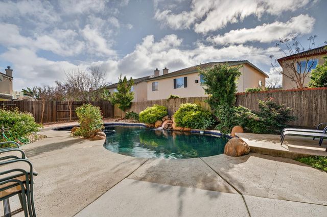 9479 Winding River Way, Elk Grove, CA 95624