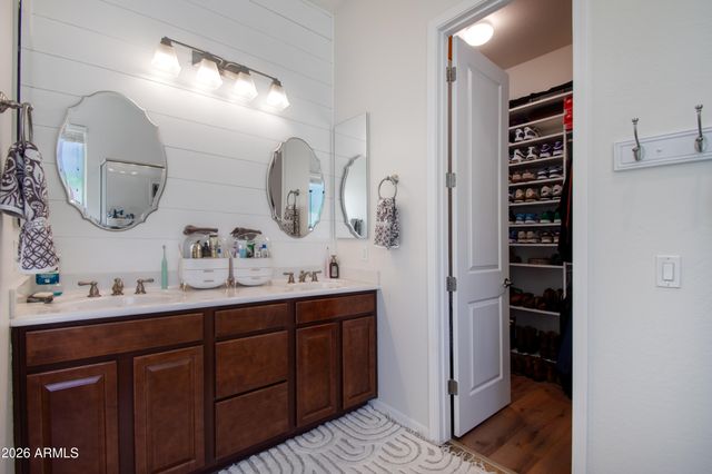 2880 E IRIS Drive, Chandler, AZ 85286