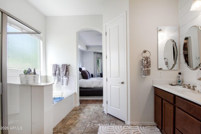 2880 E IRIS Drive, Chandler, AZ 85286