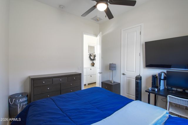 2880 E IRIS Drive, Chandler, AZ 85286