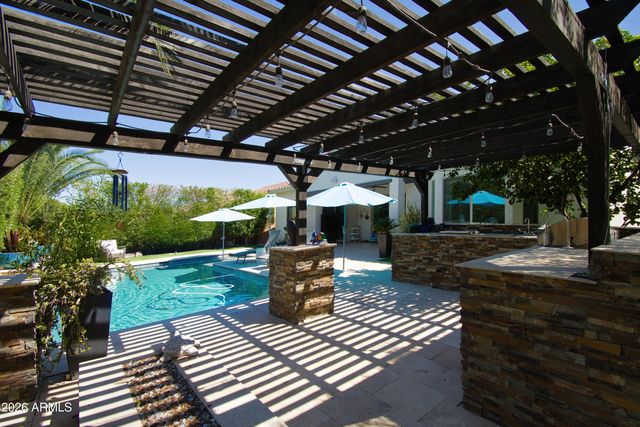 2880 E IRIS Drive, Chandler, AZ 85286