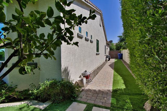 2880 E IRIS Drive, Chandler, AZ 85286